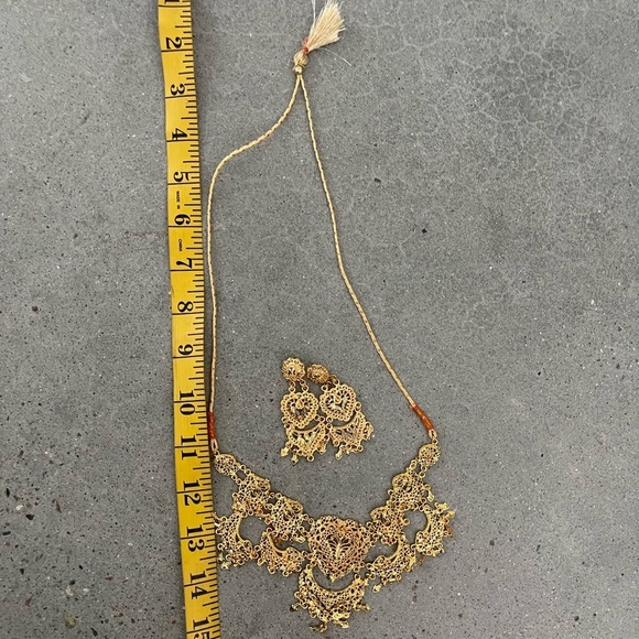 Elegant Gold Necklace Set - Picture 5 of 11